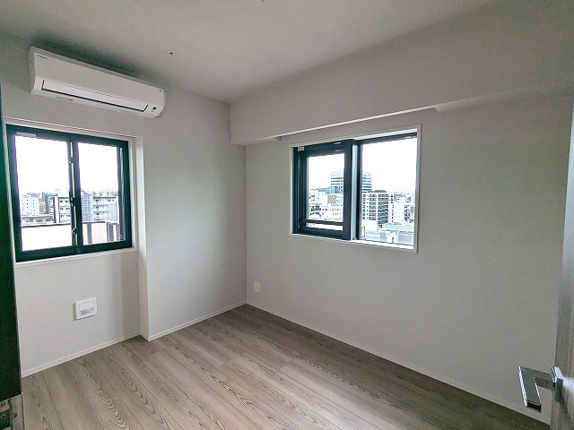 その他設備　開き戸の4.8帖洋室、2面採光、インターネット無料、エアコン