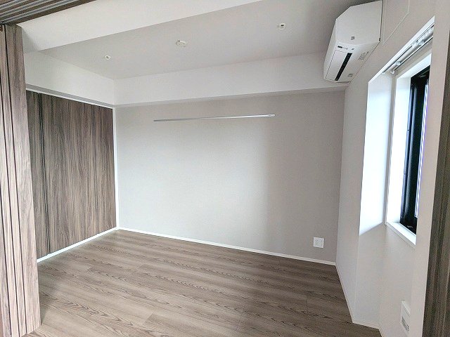 玄関　リビング隣スライドドアの4.8帖洋室、インターネット無料、エ