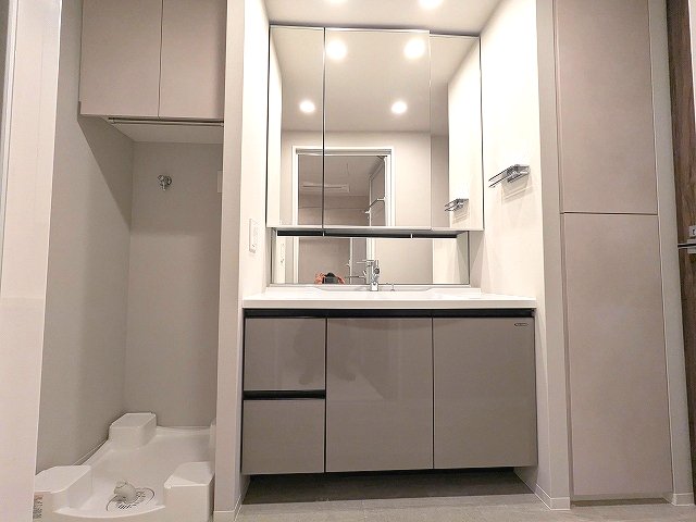 洗面設備　トイレと独立した洗面室に洗濯機置場も配置、三面鏡付ハンドシャ