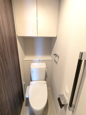 トイレ　洗面室と独立した温水洗浄便座、ペーパーホルダーにスマポストレ