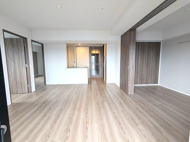 居室・リビング　インターネット無料、カウンターキッチン、エアコン4台付