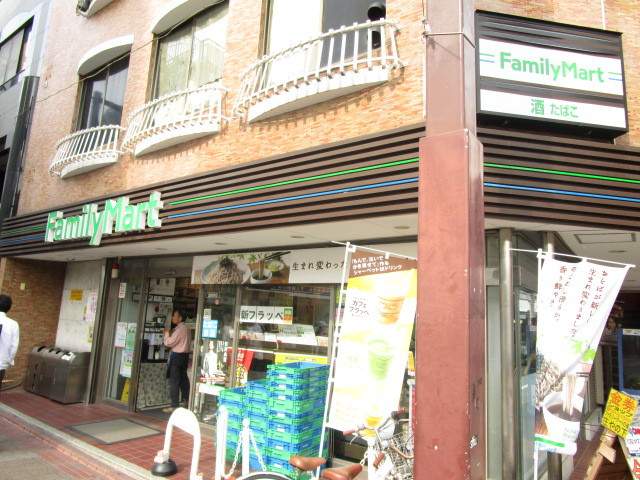 コンビニ　ファミリーマート（コンビニ）まで682m