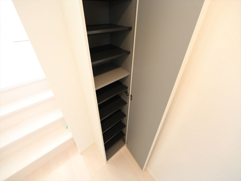 玄関　玄関　シューズボックス付（収納充実してます）