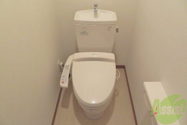 トイレ　嬉しいウォシュレット機能付きです。シャワートイレは便利ですね
