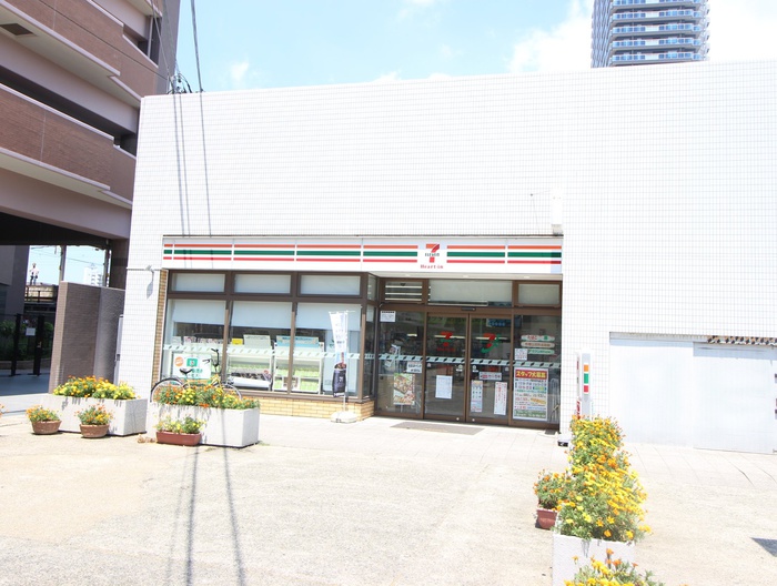 コンビニ　セブンイレブン（コンビニ）まで290m