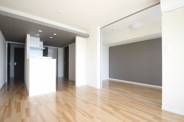 居室・リビング　写真は別室のものです。