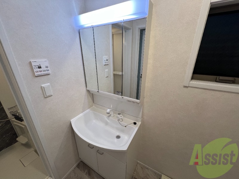 洗面設備　独立洗面台です。毎日の身支度が楽しみになりますね。