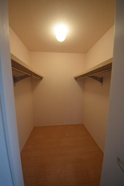 収納　奥行きのあるウォークインクローゼットが2つ