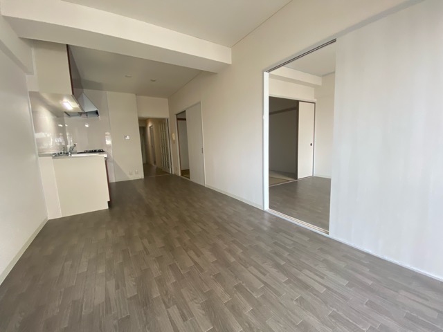 居室・リビング　床色が落ち着いた色合いで綺麗です♪