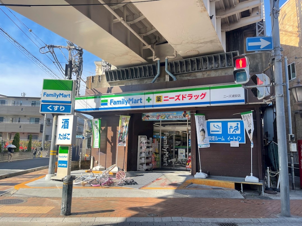 コンビニ　ファミリーマート ニーズ浦安店（コンビニ）まで507m