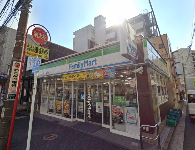 コンビニ　ファミリーマート（コンビニ）まで129m