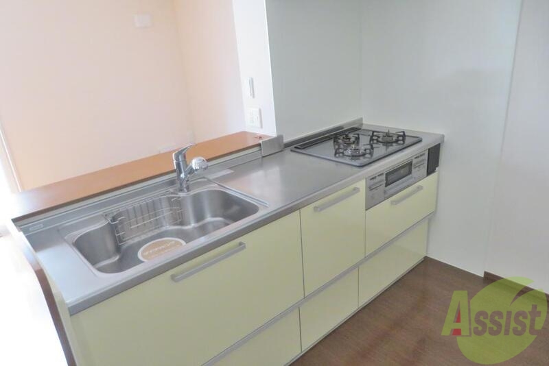 キッチン　キッチンはシステムキッチンになっていてガスさん口付きです。