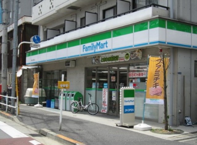 コンビニ　ファミリーマート新宿上落合店（コンビニ）まで552m