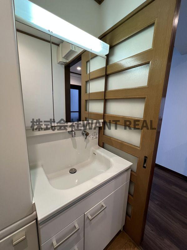 洗面設備　独立洗面台あり、毎朝おしゃれに忙しい女性の方におすすめです