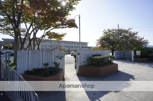 小学校　奈良市立三碓小学校（小学校）まで975m