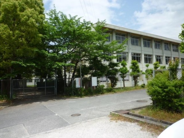 中学校　河内長野市立加賀田中学校（中学校）まで717m