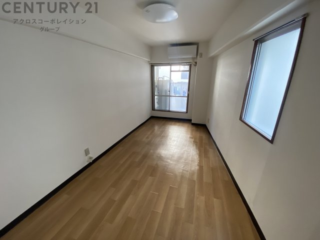 居室・リビング　2面採光の6帖の洋室です♪