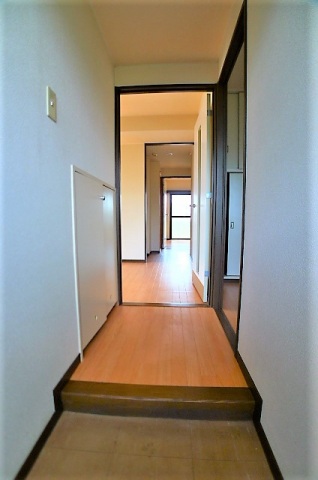 玄関　ゆったり過ごせるリビングです