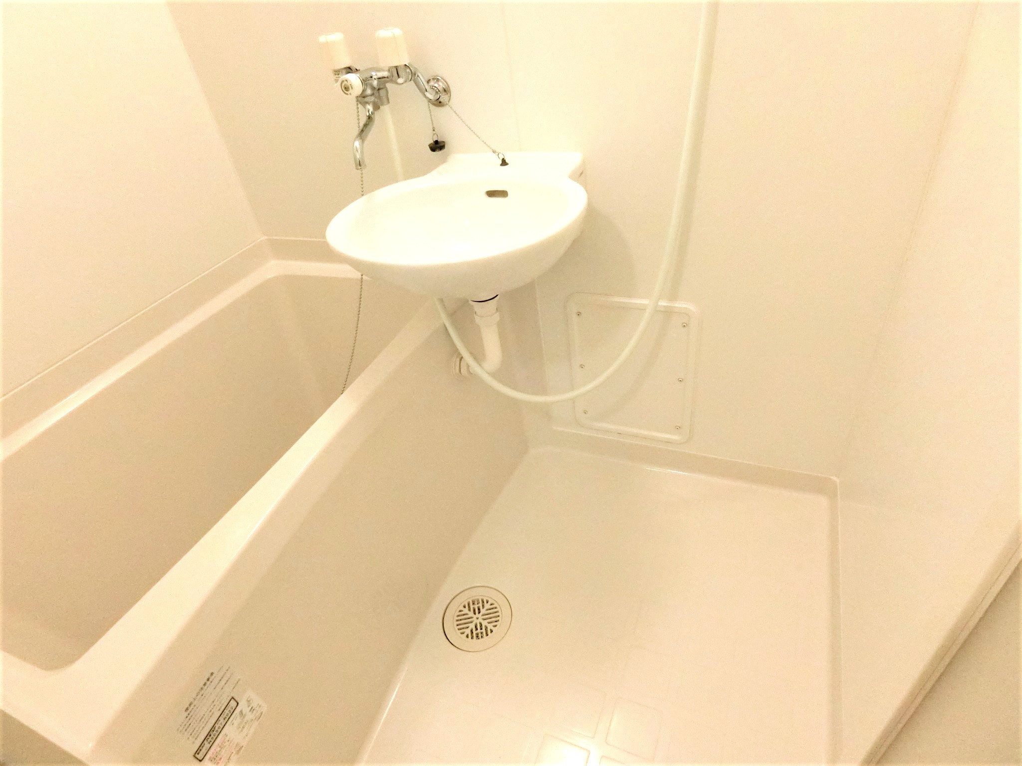 バス・シャワールーム　浴室乾燥機付なので雨の日でも洗濯物を干せます☆