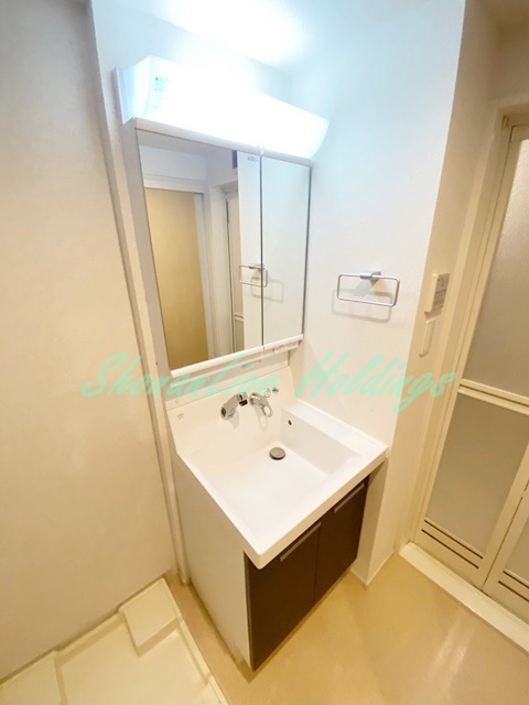 洗面設備　明るい洗面所です