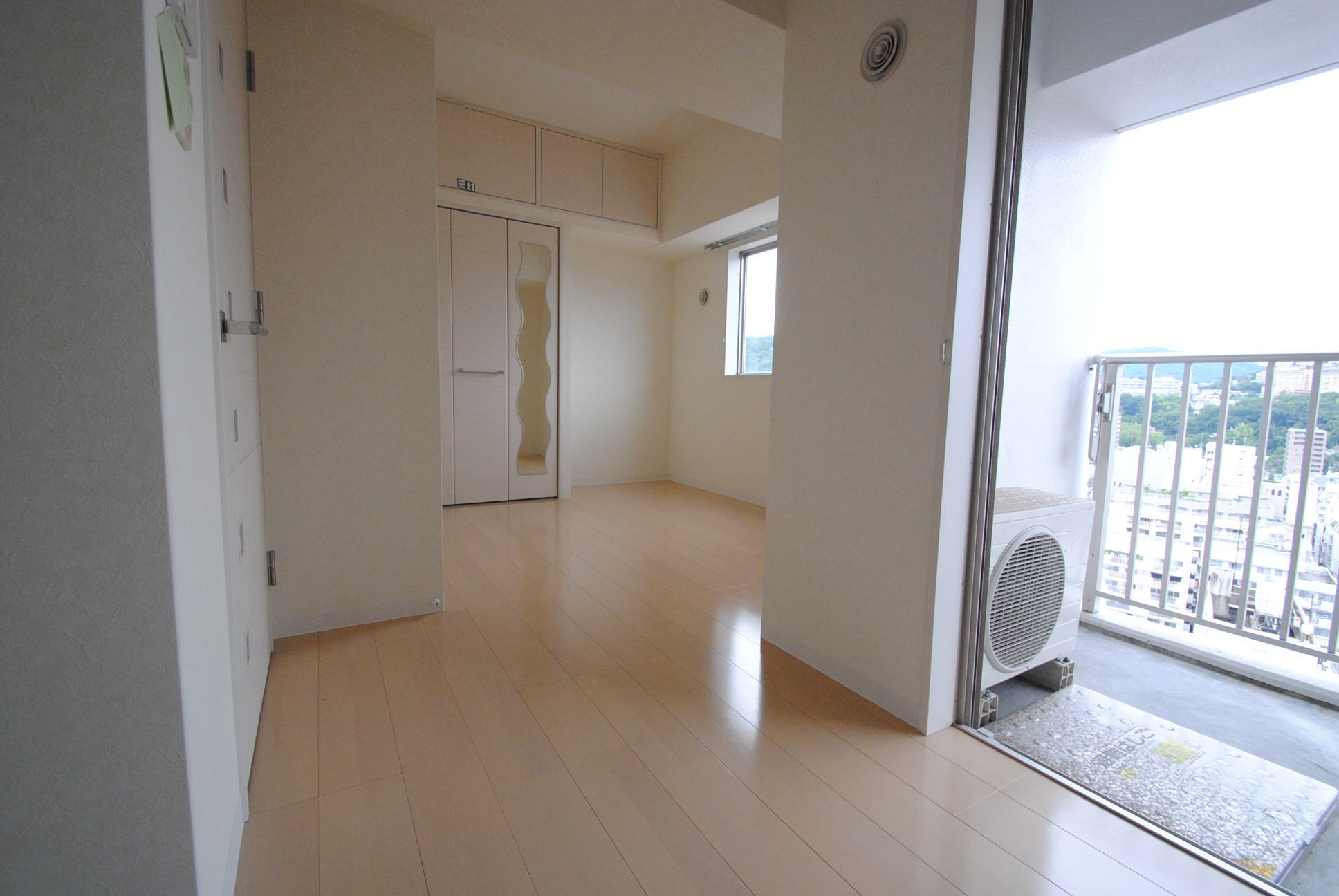 居室・リビング　白ベース・建具は黒系のデザイナーズ仕様。