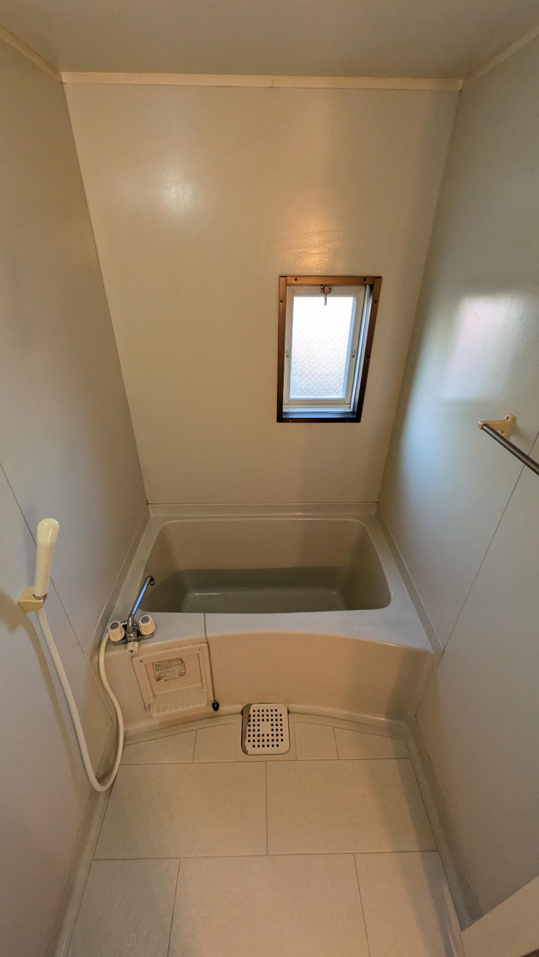 バス・シャワールーム　一日の疲れを癒すお風呂は広々タイプです