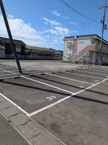 駐車場　平置きの駐車場は2台まで利用可能です