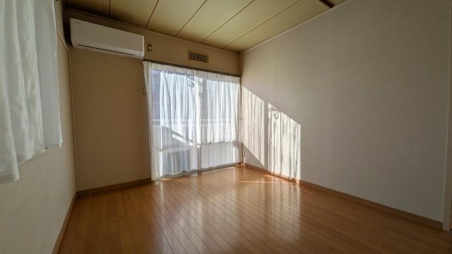 居室・リビング　6畳の洋室はエアコン付きです