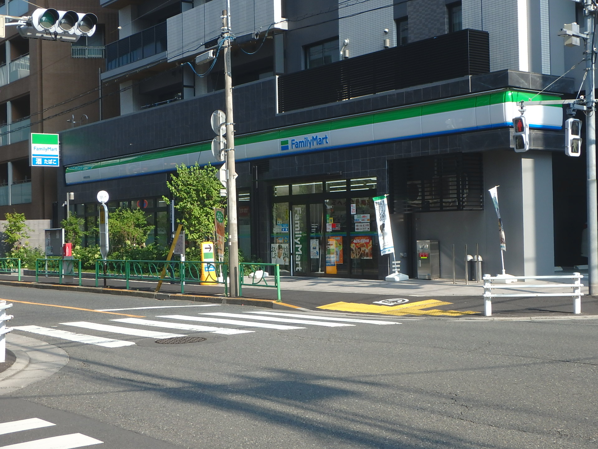 コンビニ　ファミリーマート中野弥生町店（コンビニ）まで224m