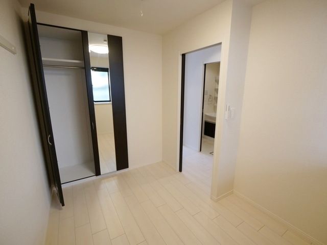 その他部屋・スペース　★収納スペ―ス付きの洋室です★