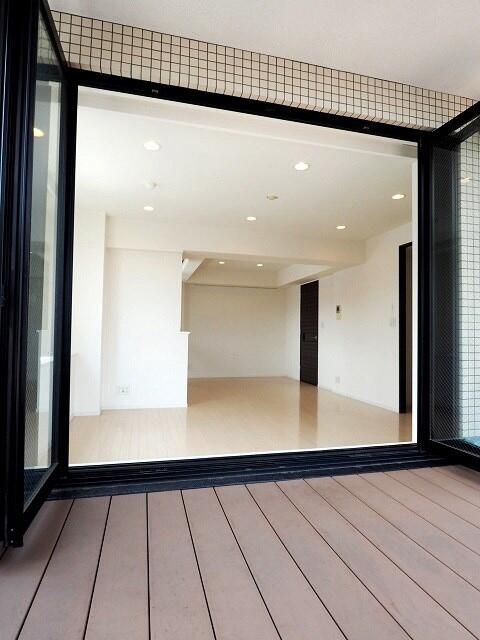 バルコニー　暖かな日差しのふりそそぐバルコニー