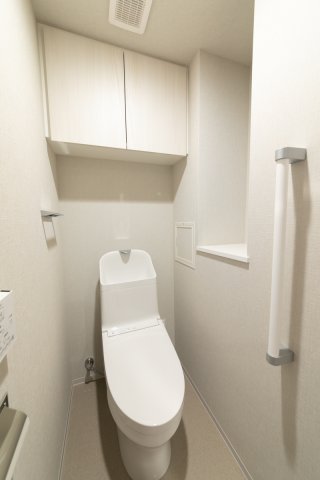 トイレ　落ち着いた色調のトイレです