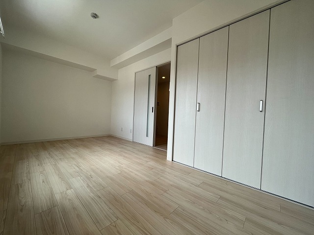 居室・リビング　同物件、別号室のものです。