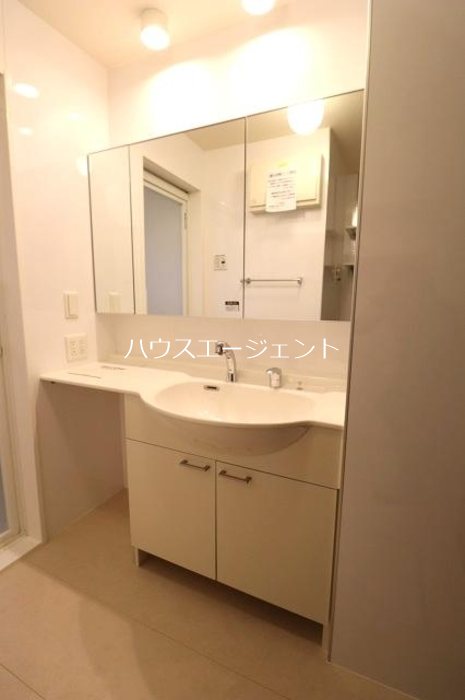 洗面設備　大きめの洗面台はシャンプードレッサーになっています。