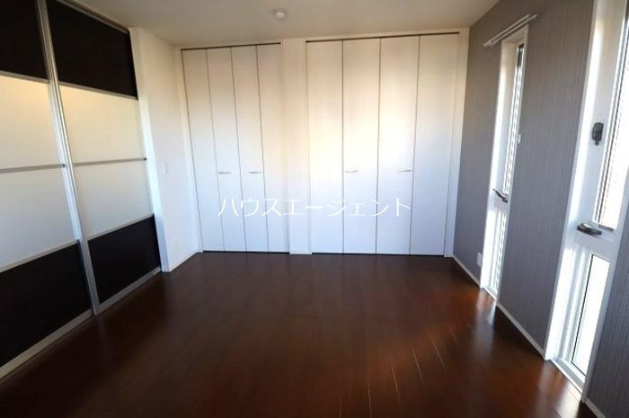 その他部屋・スペース　リビング横の洋室。クローゼットは2箇所あります。