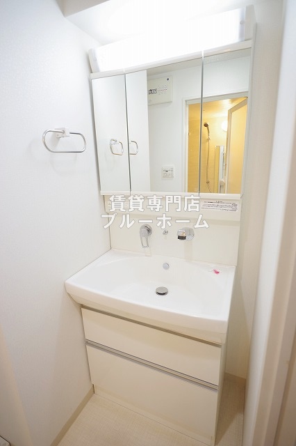 洗面設備　三面鏡独立洗面台です！