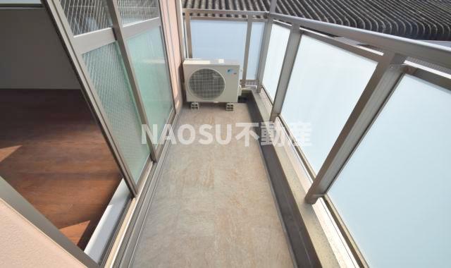 バルコニー　暖かな日差しのふりそそぐバルコニー