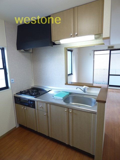 キッチン　収納も豊富なシステムキッチン