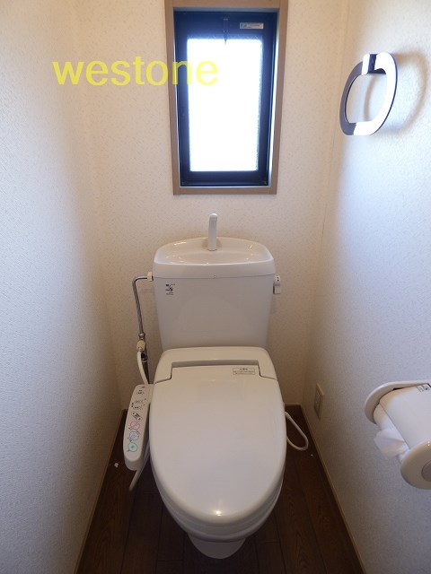 トイレ　温水洗浄器付きトイレには窓があります