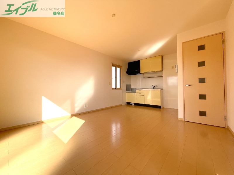 居室・リビング　同物件別室反転