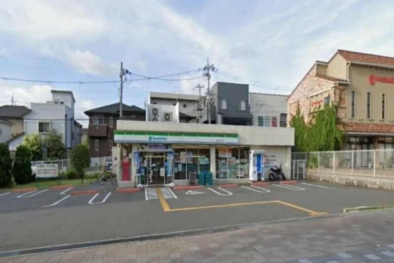 コンビニ　ファミリーマート箕面小野原西店（コンビニ）まで332m
