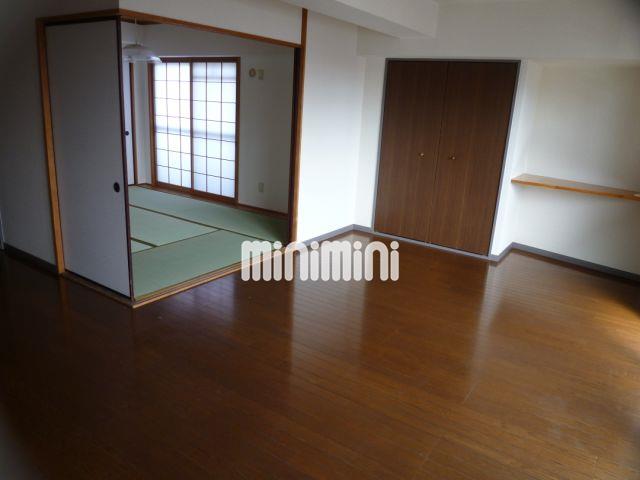 居室・リビング　リビングにも収納あり。