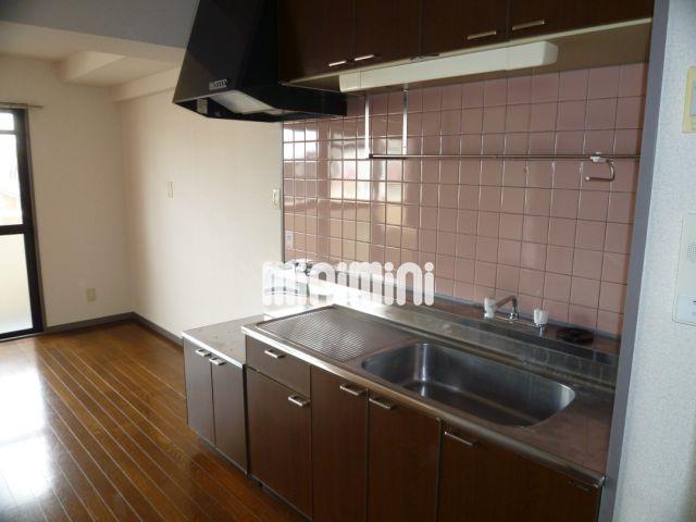 キッチン　木目調の落ち着いたキッチン。