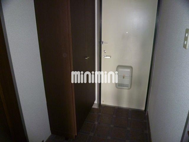 玄関　下駄箱あり。