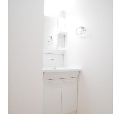 洗面設備　独立洗面台、小物を置くことができて便利です