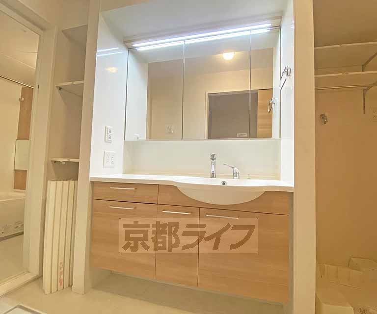 洗面設備　高級感のある洗面化粧台です。