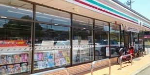 コンビニ　セブンイレブン（コンビニ）まで400m