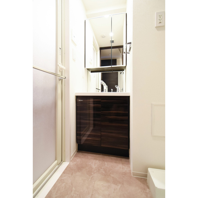 洗面設備　スペースが確保できる洗面所です