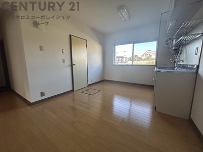 居室・リビング　壁付けキッチンでスペースを最大限有効活用できます！