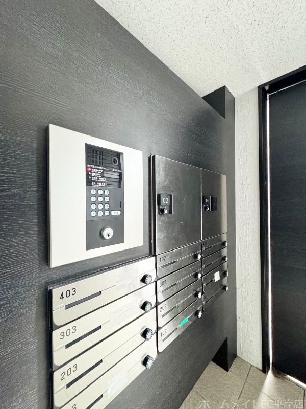 エントランス　オートロックで安心できる建物です♪